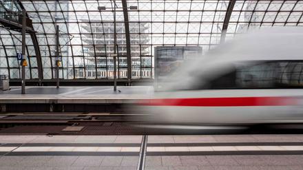 ICE der Deutschen Bahn am Berliner Hauptbahnhof