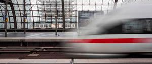 ICE der Deutschen Bahn am Berliner Hauptbahnhof