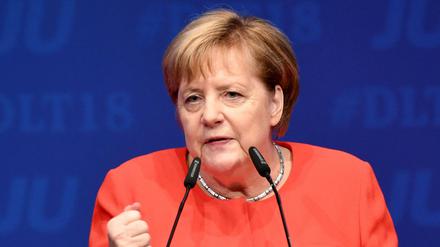  "Der Wähler goutiert es nicht, wenn wir miteinander streiten", sagte Kanzlerin Merkel in Kiel. 