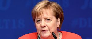  "Der Wähler goutiert es nicht, wenn wir miteinander streiten", sagte Kanzlerin Merkel in Kiel. 