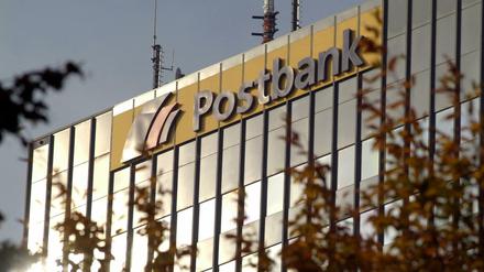 Das Postgiroamt in Berlin-Kreuzberg am U-Bahnhof Möckernbrücke.