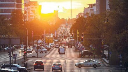 Noch offen. Das Gericht wird entscheiden, ob auch auf der Straße des 17. Juni bald keine alten Diesel mehr fahren dürfen. Die Umwelthilfe will Verbote in der Umweltzone.
