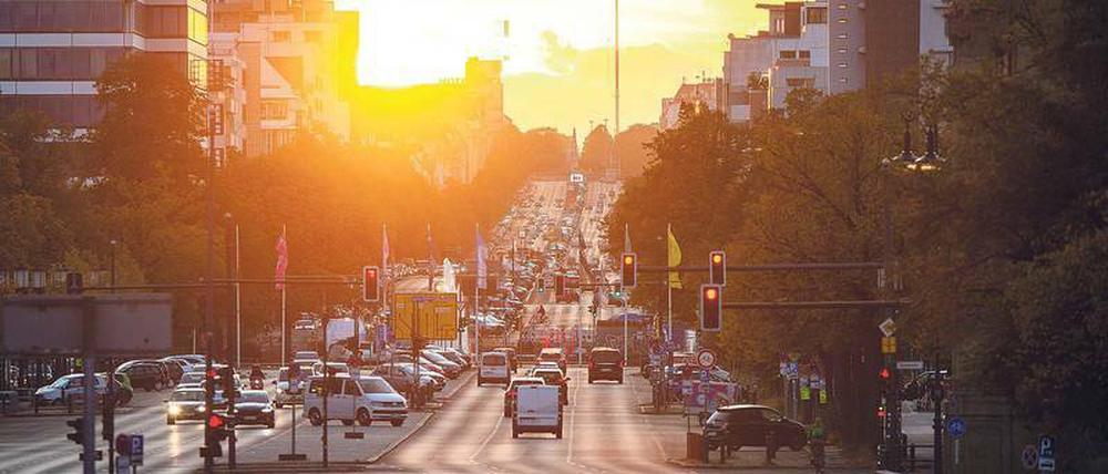 Noch offen. Das Gericht wird entscheiden, ob auch auf der Straße des 17. Juni bald keine alten Diesel mehr fahren dürfen. Die Umwelthilfe will Verbote in der Umweltzone. 