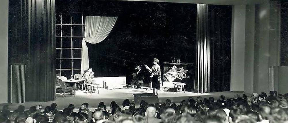 Gottfried Benn, „Die Stimme hinter dem Vorhang“. Eröffnungsvorstellung des Theatersaals des Henry-Ford-Baus (heute Hörsaal A) durch die Studentenbühne des Theaterwissenschaftlichen Instituts am 19. Juni 1954.
