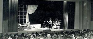 Gottfried Benn, „Die Stimme hinter dem Vorhang“. Eröffnungsvorstellung des Theatersaals des Henry-Ford-Baus (heute Hörsaal A) durch die Studentenbühne des Theaterwissenschaftlichen Instituts am 19. Juni 1954.