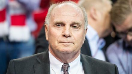 Uli Hoeneß, Präsident des FV Bayern München, verteidigt Mithäftling, der Fotos in der gemeinsamen Haft gemacht haben soll