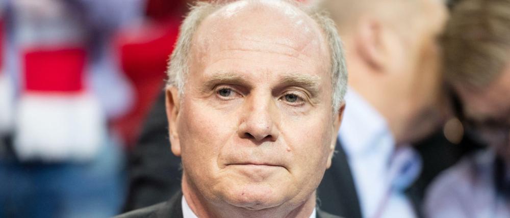 Uli Hoeneß, Präsident des FV Bayern München, verteidigt Mithäftling, der Fotos in der gemeinsamen Haft gemacht haben soll
