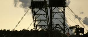 Ein Braunkohlebagger im Abbaugebiet am Hambacher Forst: Der Rechtsstreit kann bis 2020 dauern.