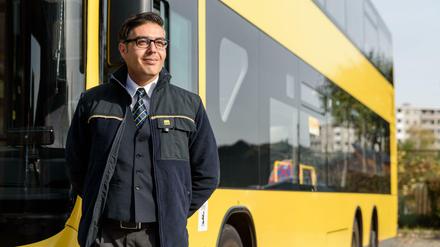 Die BVG stellt ihr vier neu eingestellten Busfahrer Nwar Al Jairudi, Mohamad Alsaid, Khair Al Halabi und Zoheir Senad im BVG-Betriebshof in der Muellerstrasse in Berlin.