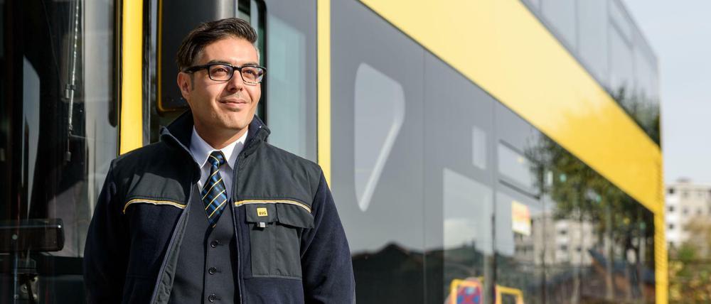 Die BVG stellt ihr vier neu eingestellten Busfahrer Nwar Al Jairudi, Mohamad Alsaid, Khair Al Halabi und Zoheir Senad im BVG-Betriebshof in der Muellerstrasse in Berlin.