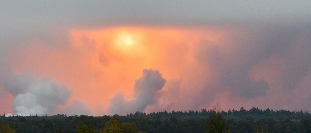 Rauchschwaden und ein Feuerball über einem Munitionsdepot in der Ukraine.