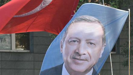 Erdogan-Anhänger demonstrieren in Köln für ihren Präsidenten - auch dort waren tausende Polizisten im Einsatz.
