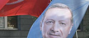 Erdogan-Anhänger demonstrieren in Köln für ihren Präsidenten – auch dort waren tausende Polizisten im Einsatz.