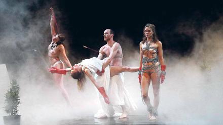 Über die Grenze. Szene aus Jan Fabres 24-Stunden-Performance „Mount Olympus“ 2015 in Berlin. 