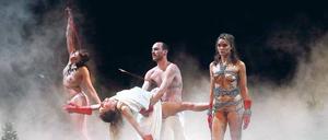 Über die Grenze. Szene aus Jan Fabres 24-Stunden-Performance „Mount Olympus“ 2015 in Berlin. 