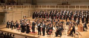 Marek Janowski am Pult mit dem Rundfunkchor Berlin im Konzerthaus.