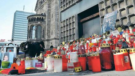 Stilles Gedenken. Am 19. Dezember 2016 steuerte der Terrorist Anis Amri einen Lkw in eine Menschenmenge auf dem Weihnachtsmarkt.