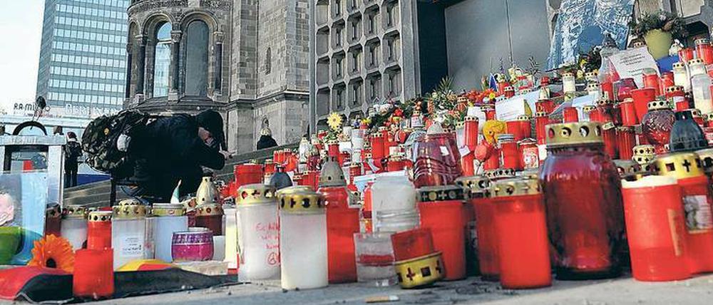 Stilles Gedenken. Am 19. Dezember 2016 steuerte der Terrorist Anis Amri einen Lkw in eine Menschenmenge auf dem Weihnachtsmarkt.