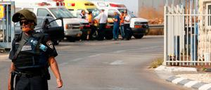 Nach dem Anschlag sichern israelische Soldaten den Tatort, das Industriegebiet Barkan im Westjordanland.