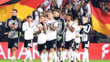 Applaus für die Fans. Auch nach dem Testspiel gegen Peru Anfang September in Sinsheim bedankten sich die Nationalspieler besonders bei den Zuschauern. 