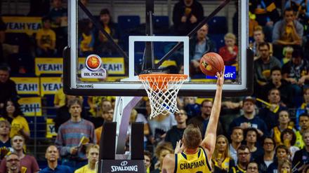 Berlins Clint Chapman versucht sich an einem Korbleger unter dem gegnerischen Korb. 