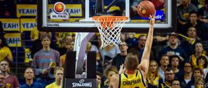 Berlins Clint Chapman versucht sich an einem Korbleger unter dem gegnerischen Korb. 