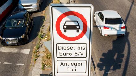 Ein Fahrverbotsschild für Fahrzeuge mit Diesel-Motor bis Euro5 in Hamburg 