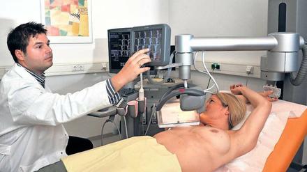 Ob ein Ultraschallgerät, mit dem sich dreidimensionale Bilder anfertigen lassen, oder speziell entwickelte Tests, die über eine nötige Chemotherapie entscheiden: Das Ziel ist, Diagnosen genauer zu erstellen und individueller behandeln zu können, um die Krankheit zu besiegen.