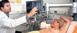 Ob ein Ultraschallgerät, mit dem sich dreidimensionale Bilder anfertigen lassen, oder speziell entwickelte Tests, die über eine nötige Chemotherapie entscheiden: Das Ziel ist, Diagnosen genauer zu erstellen und individueller behandeln zu können, um die Krankheit zu besiegen.
