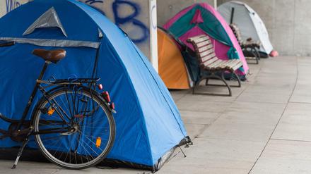 Obdachlose zelten am Spreebogen nahe dem Reichstag.