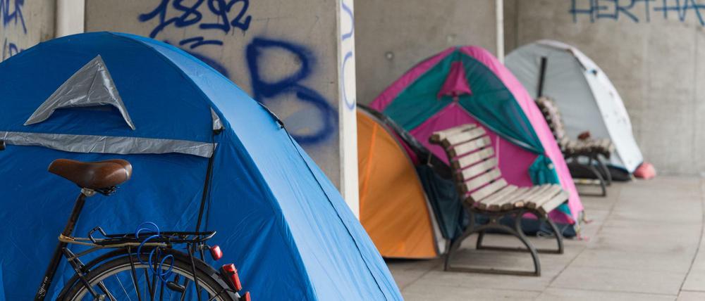 Obdachlose zelten am Spreebogen nahe dem Reichstag.