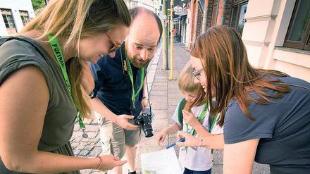 Fährte aufgenommen. In Gruppen führt die Route durch die Stadt entlang von versteckten Hinweisen und Rätseln. 