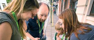 Fährte aufgenommen. In Gruppen führt die Route durch die Stadt entlang von versteckten Hinweisen und Rätseln. 