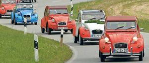 Liebhaber des Citroën 2 CV organisieren sich europaweit in Vereinen und treffen sich für gemeinsame Touren.