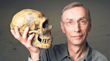 Normalerweise schaut sich der Paläogenetiker Svante Pääbo Neandertaler und andere Ur- und Frühmenschen sehr genau und bis ins Intimste an. Hier sind die Rollen ausnahmsweise vertauscht.