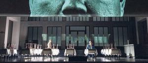 Regisseur Ole Anders Tandberg verlegt die Handlung in eine Bar in Oslo.