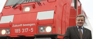 Der damalige Deutsche-Bahn-Chef Hartmut Mehdorn posiert im Januar 2008 vor dem ersten Containerzug aus China. 