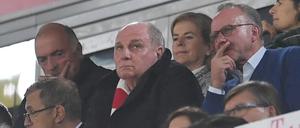 Das gefällt den Bossen nicht. Uli Hoeneß (l.) und Karl-Heinz Rummenigge bei der 0:3-Niederlage gegen Gladbach.