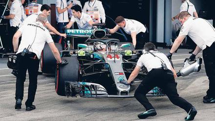 Bestens umsorgt. Die drei großen Teams Mercedes (im Bild mit Lewis Hamilton), Ferrari und Red Bull haben weiter klare Vorteile gegenüber der Konkurrenz.