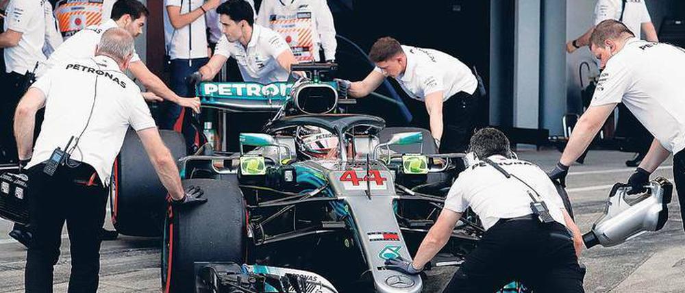 Bestens umsorgt. Die drei großen Teams Mercedes (im Bild mit Lewis Hamilton), Ferrari und Red Bull haben weiter klare Vorteile gegenüber der Konkurrenz.