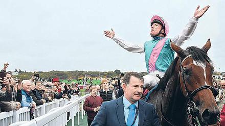Ganz oben. Dettori feiert auf Enable seinen sechsten Sieg in Paris. 
