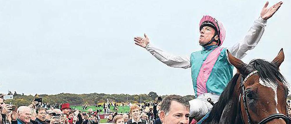 Ganz oben. Dettori feiert auf Enable seinen sechsten Sieg in Paris. 