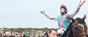 Ganz oben. Dettori feiert auf Enable seinen sechsten Sieg in Paris. 