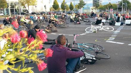 Stille Trauer in Adlershof. Wieder starb ein Radler durch einen abbiegenden Laster. 