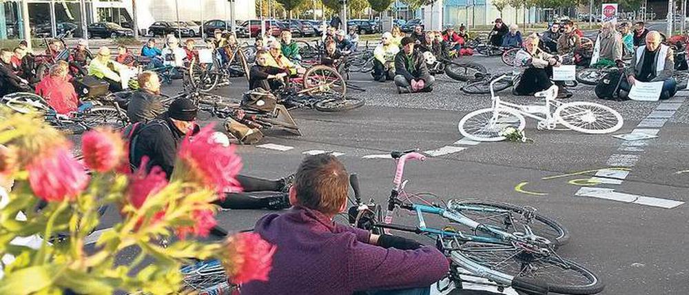 Stille Trauer in Adlershof. Wieder starb ein Radler durch einen abbiegenden Laster. 