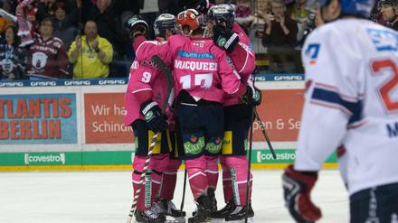 Jubel, Trubel, Heiterkeit. Die Eisbären feiern ihren Sieg gegen Mannheim. 