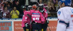 Jubel, Trubel, Heiterkeit. Die Eisbären feiern ihren Sieg gegen Mannheim. 