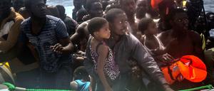 Diese Flüchtlinge aus Nordafrika konnten gerettet werden, viele andere ertrinken im Mittelmeer. 