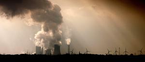 Dampf steigt aus den Kühltürmen und Schornsteinen des RWE-Braunkohlekraftwerks Niederaußem bei Bergheim. 