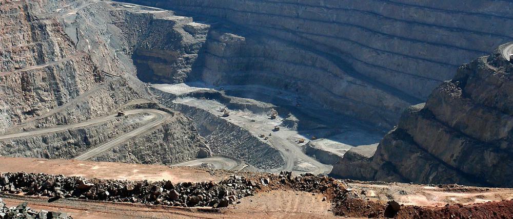 Wegen anhaltend niedriger Rohstoffpreise lohnte sich der Abbau – wie hier nahe dem westaustralischen Kalgoorlie – kaum. Jobs gingen verloren. Nun suchen die Firmen dringend Mitarbeiter.